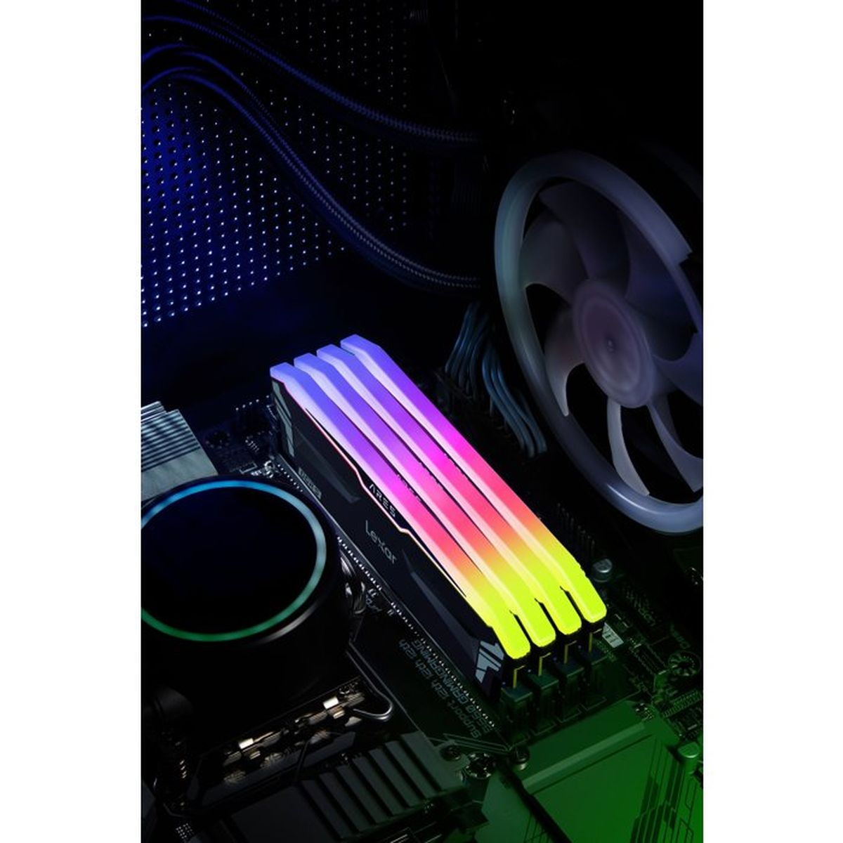 Gros plan sur une carte mère d'ordinateur avec des barrettes de RAM RGB colorées.