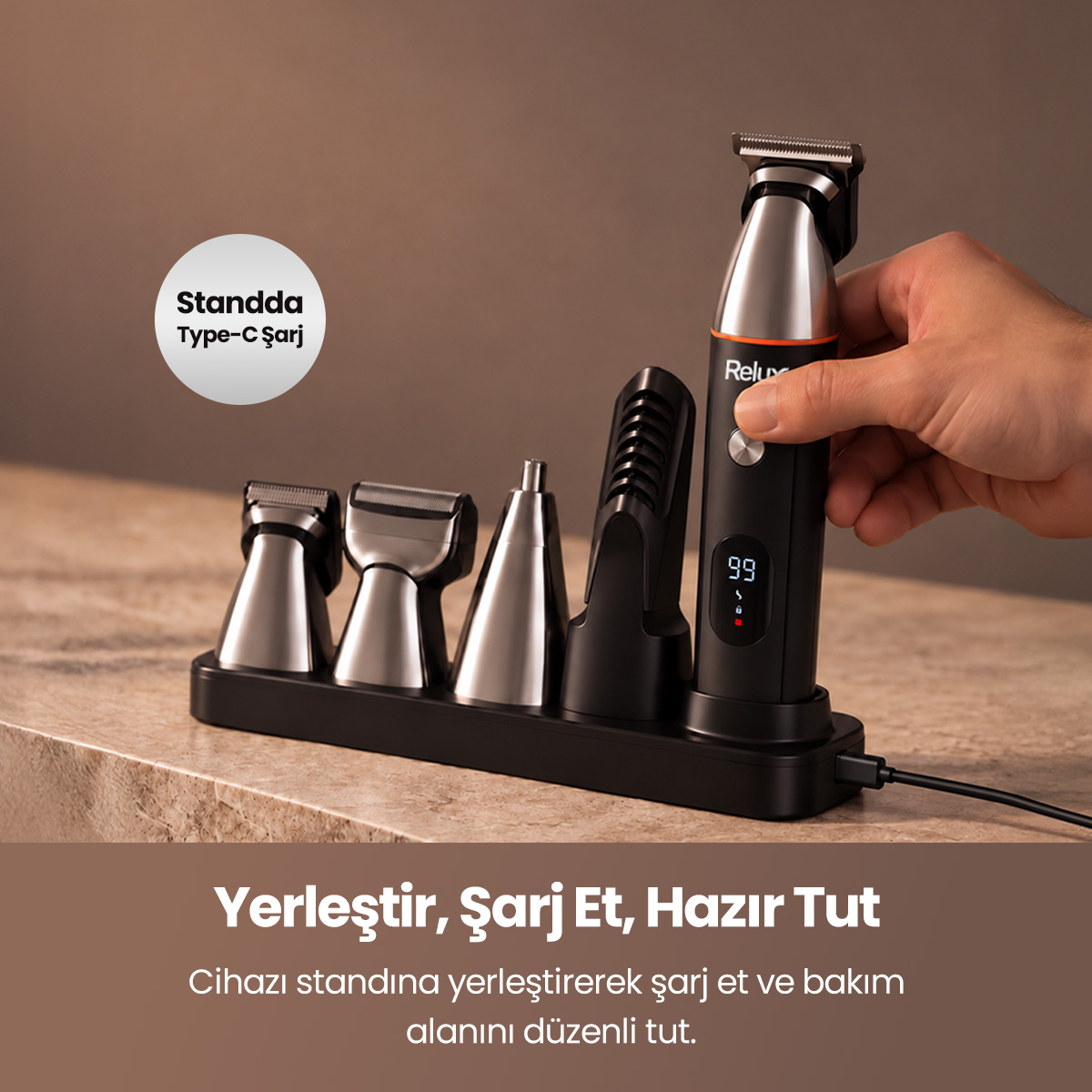 Bir el, şarj standında aparatları olan bir saç kesme makinesi tutuyor.