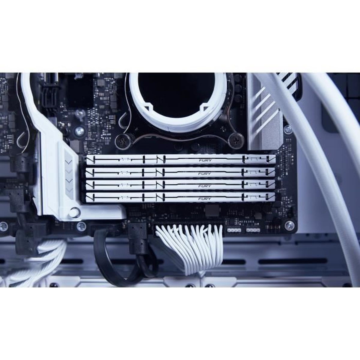 Ein Mainboard mit vier weißen Fury RAM-Sticks, einem weißen CPU-Kühler und verkabelten Anschlüssen.