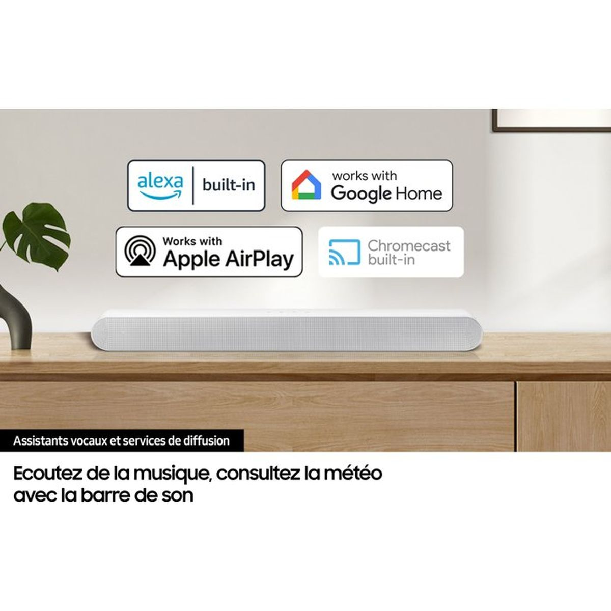 Una soundbar bianca su un mobile in legno con i loghi di Alexa, Google Home, Apple AirPlay e Chromecast.
