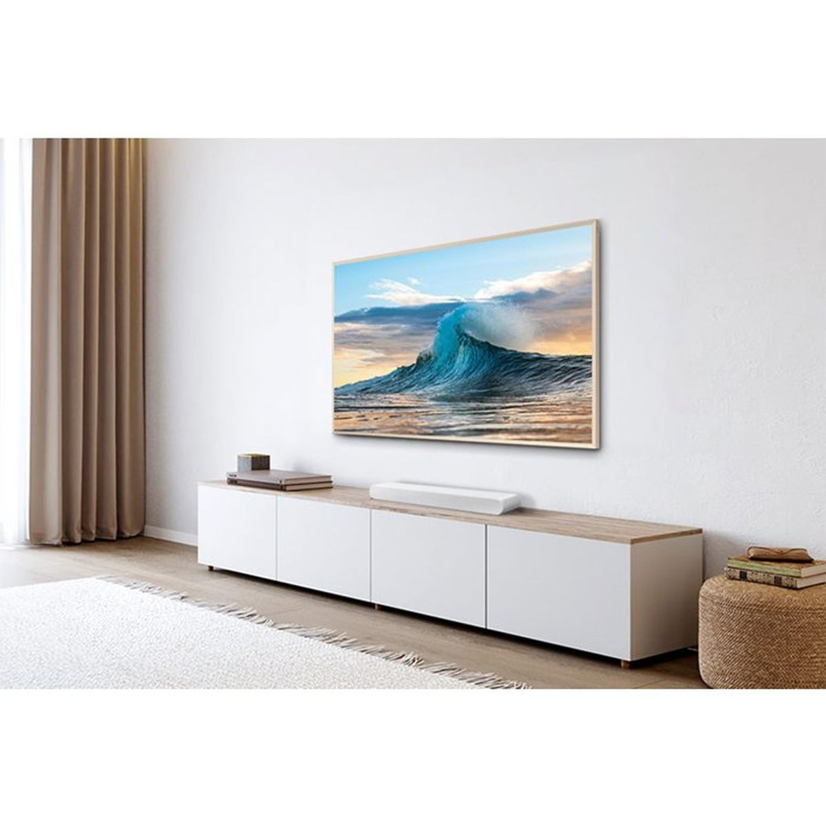 Una TV con un'onda del mare su mobile bianco in salotto.