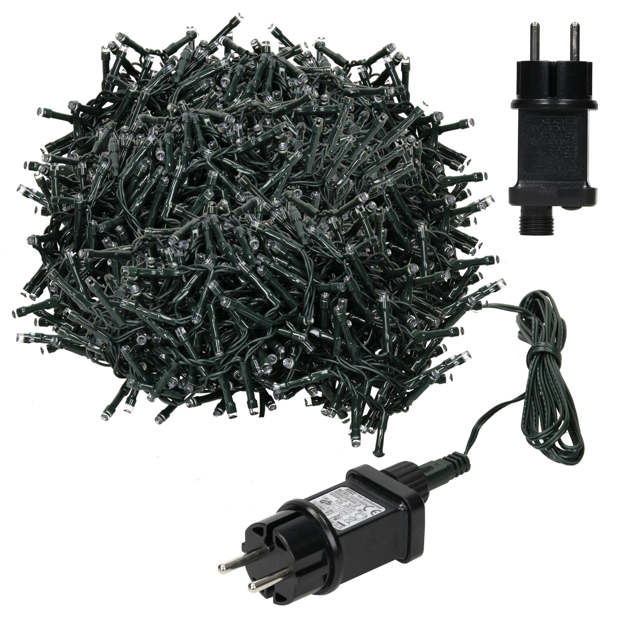 Eine grüne Lichterkette mit vielen kleinen LEDs und schwarzem Netzstecker auf weißem Hintergrund.