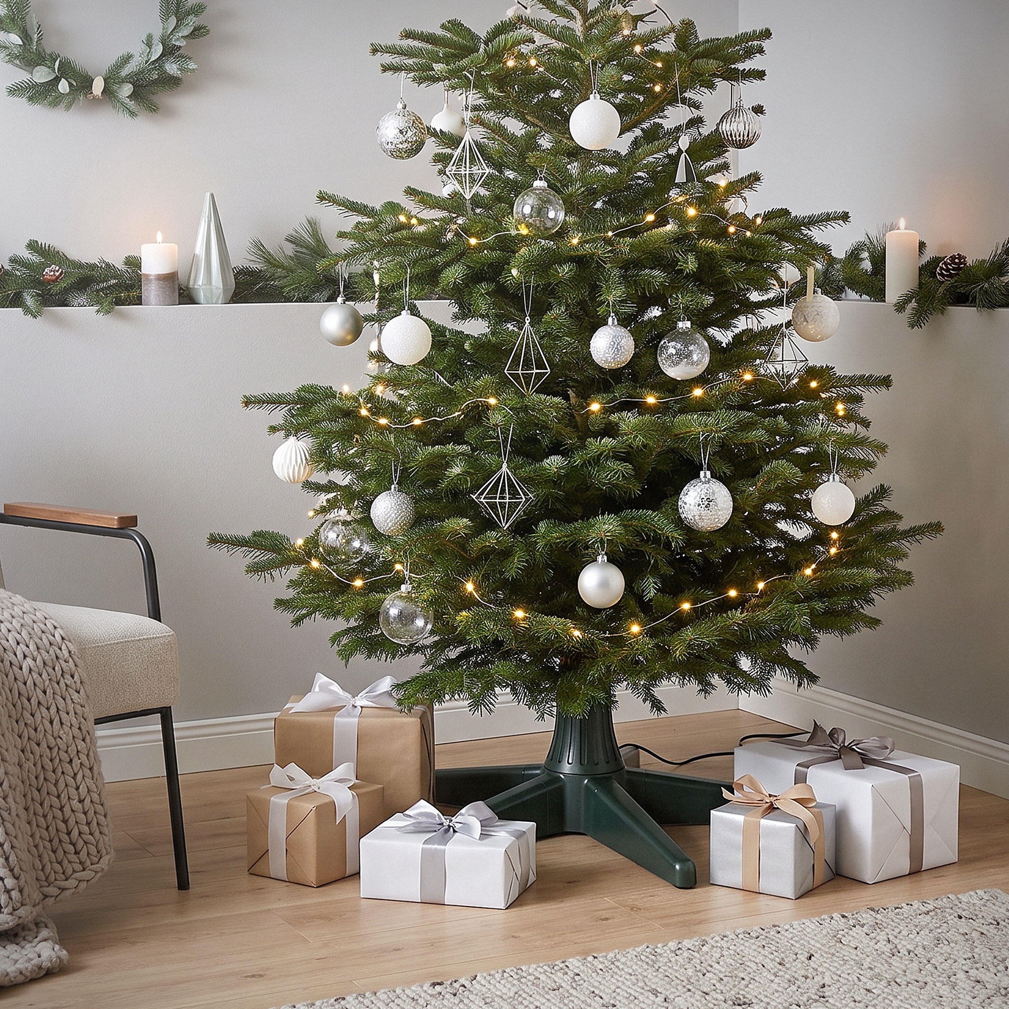 Ein geschmückter Weihnachtsbaum mit Lichtern und Geschenken auf einem Holzfussboden.