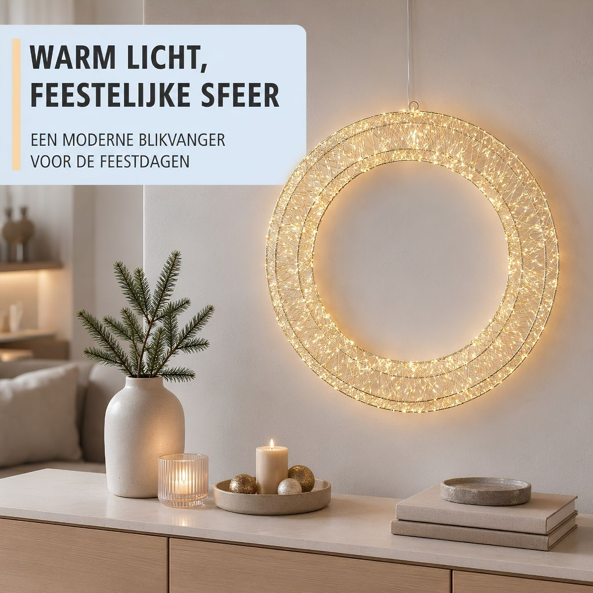 Beleuchteter goldener Drahtkranz an der Wand mit Deko, Kerzen und Tannenzweigen auf einem Sideboard.