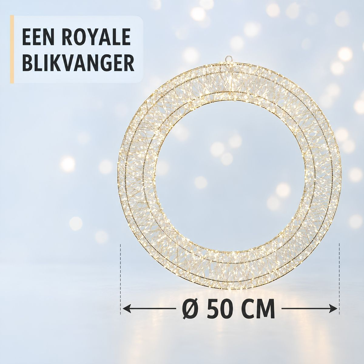 Ein großer, runder, goldener Drahtkranz mit integrierter Beleuchtung hat einen Durchmesser von 50 cm.