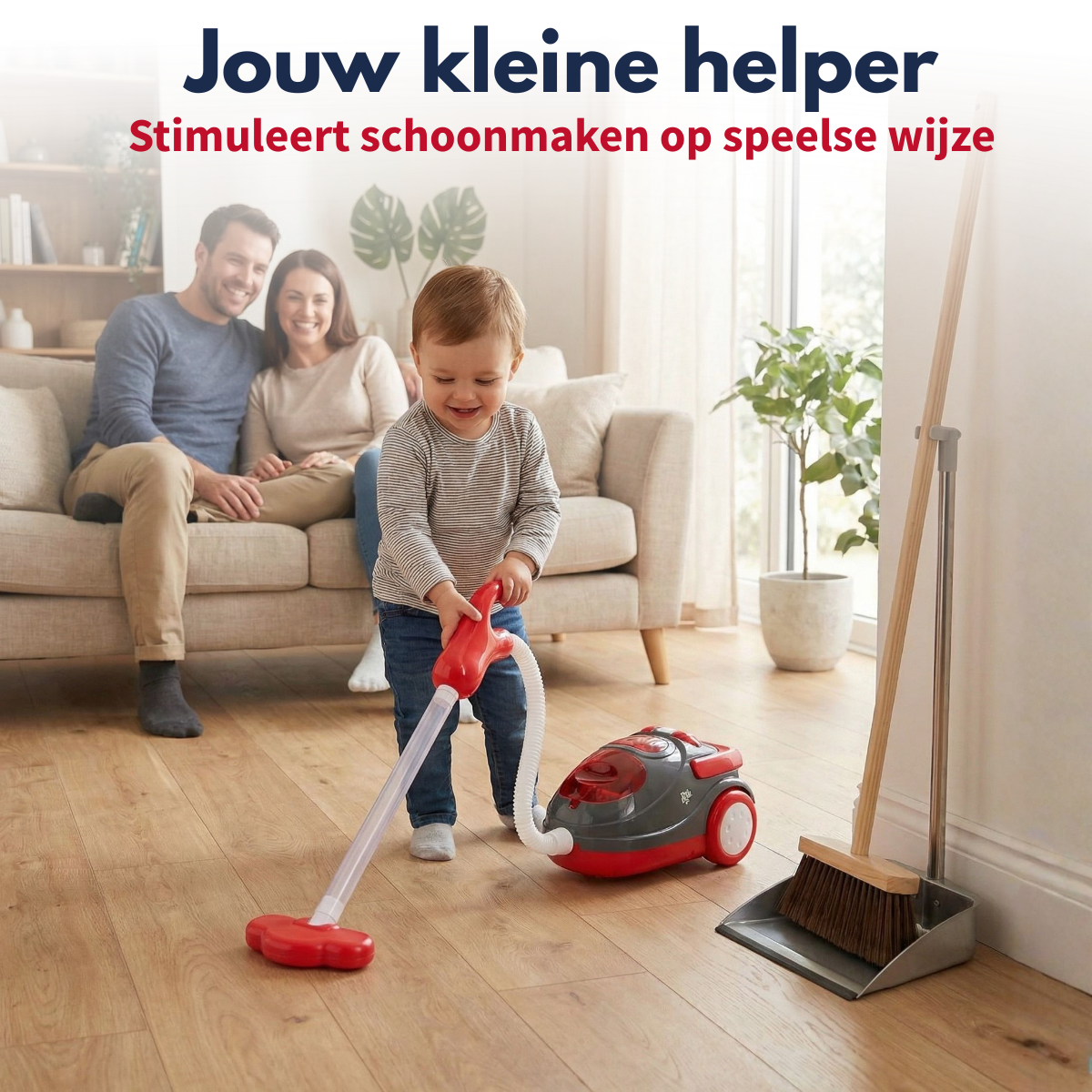 Un jeune enfant joue avec un aspirateur jouet rouge dans le salon pendant que ses parents regardent.