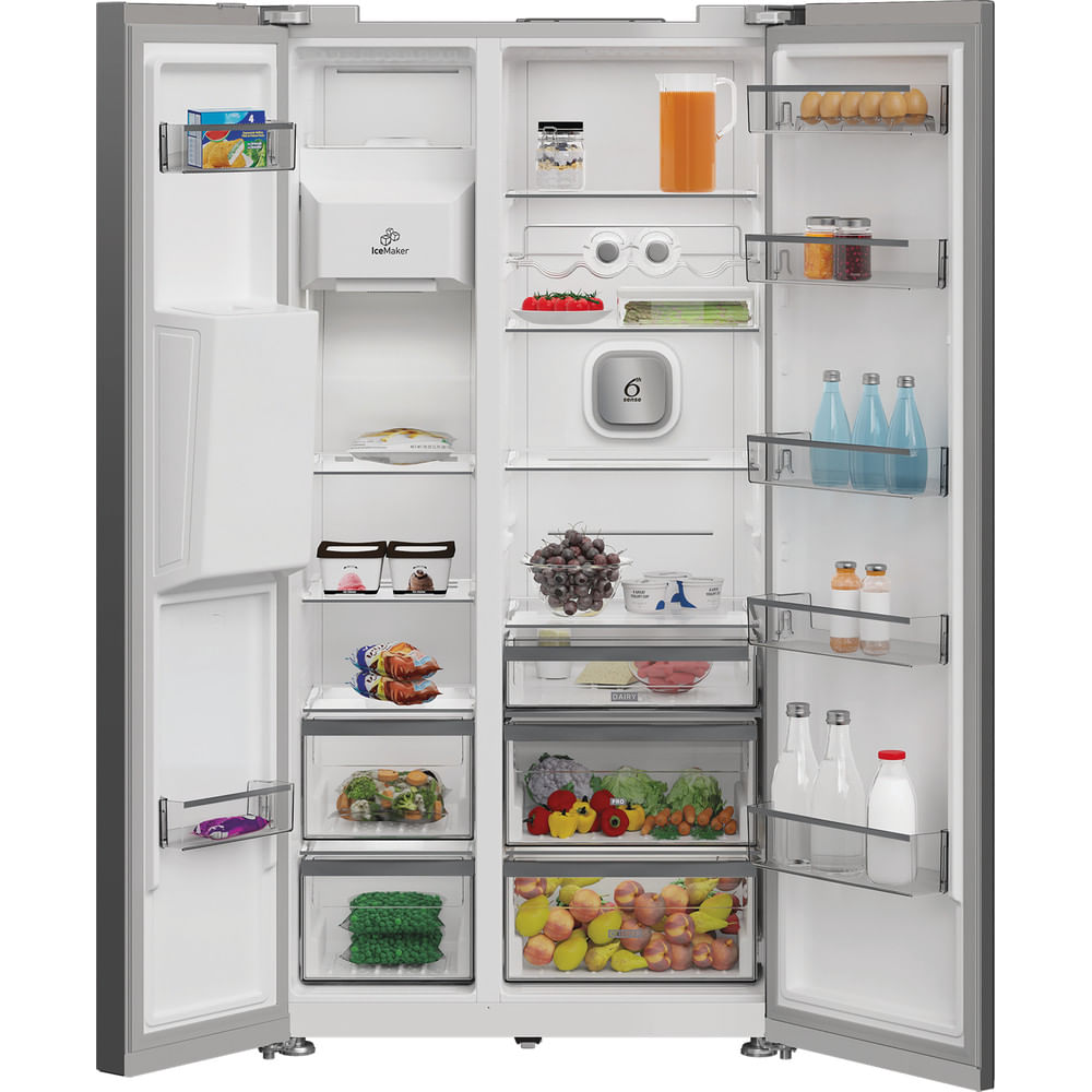 Un refrigerador plateado de doble puerta abierto con estantes llenos de bebidas, frutas y verduras.