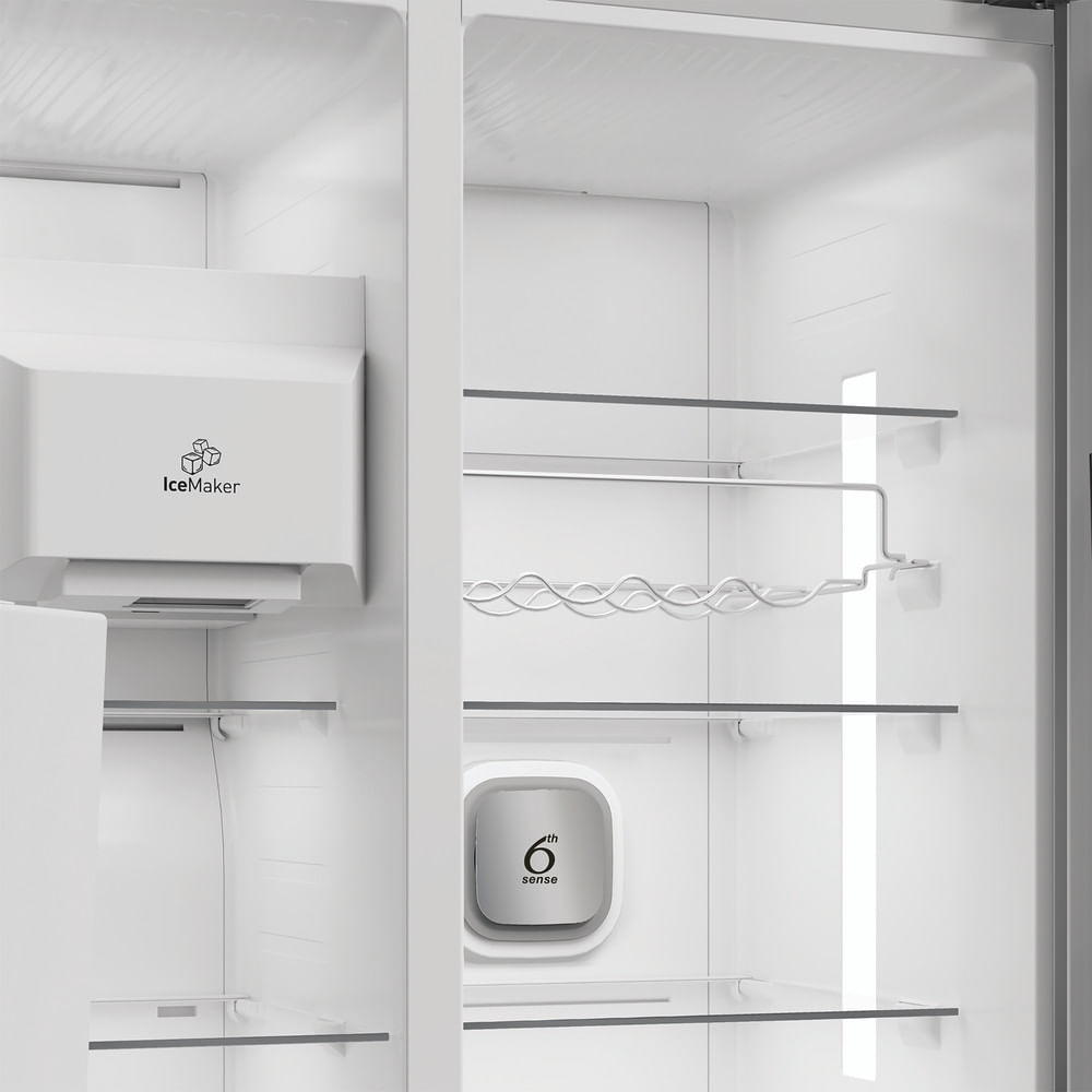 Vista interior de un refrigerador blanco vacío con estantes de vidrio, fábrica de hielo y logo 6th Sense.