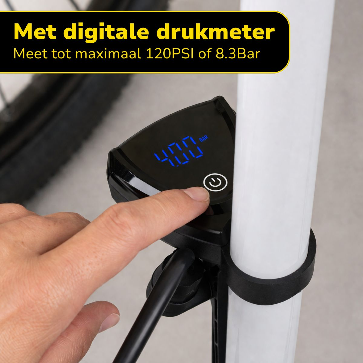 Hand drückt den Power-Knopf an einer digitalen Fahrradpumpe mit Display.