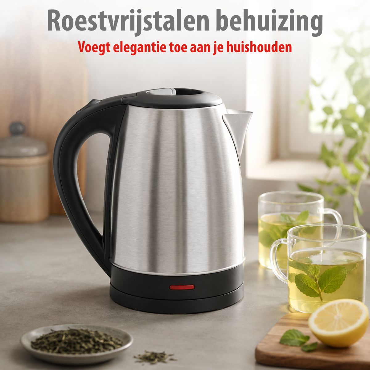 Roestvrijstalen waterkoker met zwarte handgreep op aanrecht, omringd door kopjes thee en een citroen.