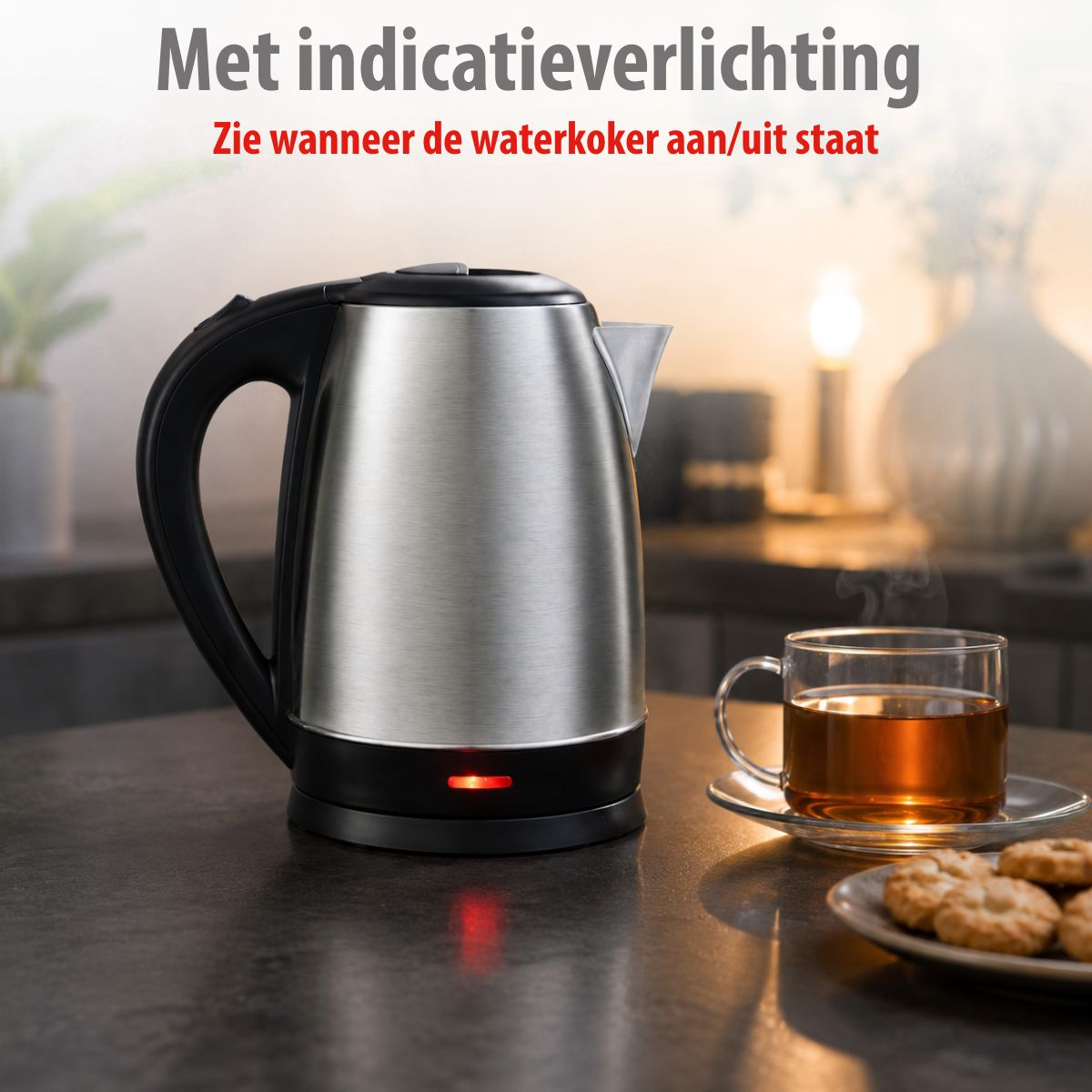 Een zilveren waterkoker met zwarte handgreep staat op een aanrecht naast een kopje thee en koekjes.