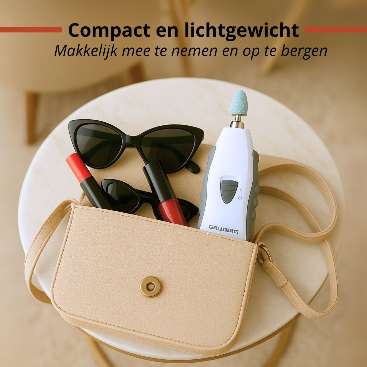 Una borsa beige su un tavolo con occhiali da sole, rossetti e un dispositivo Grundig.