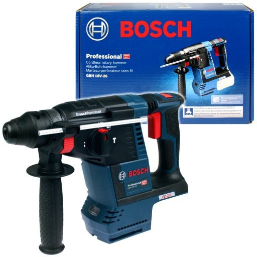 Ein blau-schwarzer Bosch Akku-Bohrhammer im Vordergrund, mit der passenden Produktverpackung im Hintergrund.