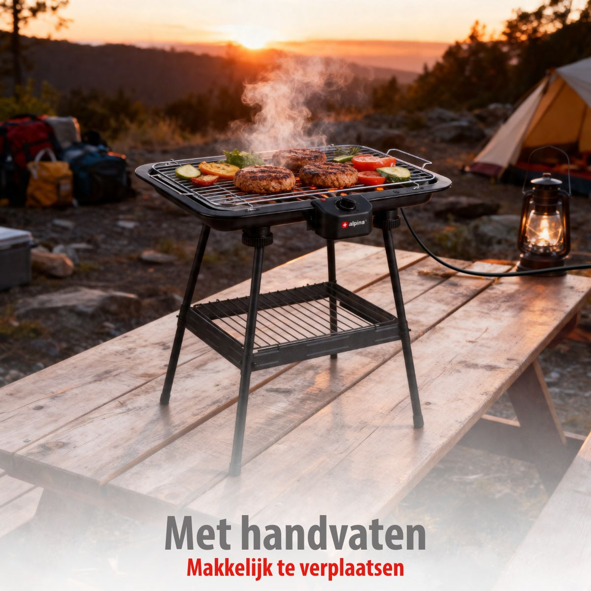 Een elektrische grill op een houten tafel tijdens het kamperen, met rokende burgers.
