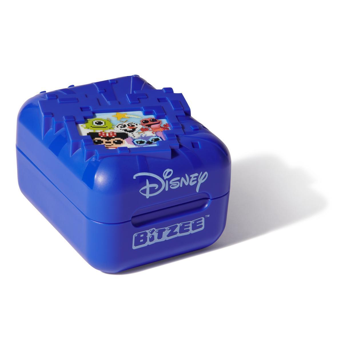 Una capsula giocattolo digitale interattiva Bitzee Disney blu con personaggi Disney pixelati sulla parte superiore.