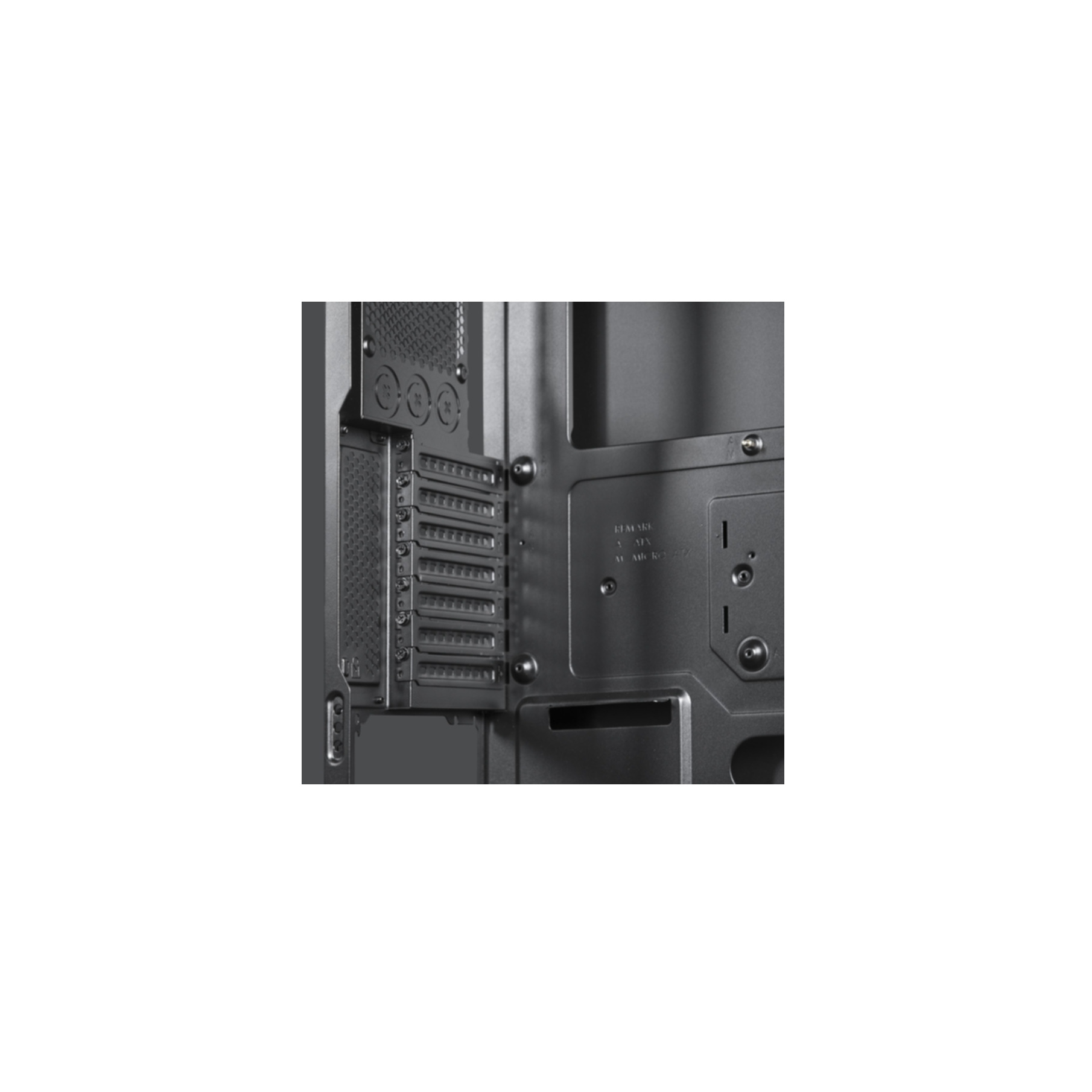 Vue intérieure d'un boîtier d'ordinateur noir avec des emplacements d'extension PCIe et des entretoises.