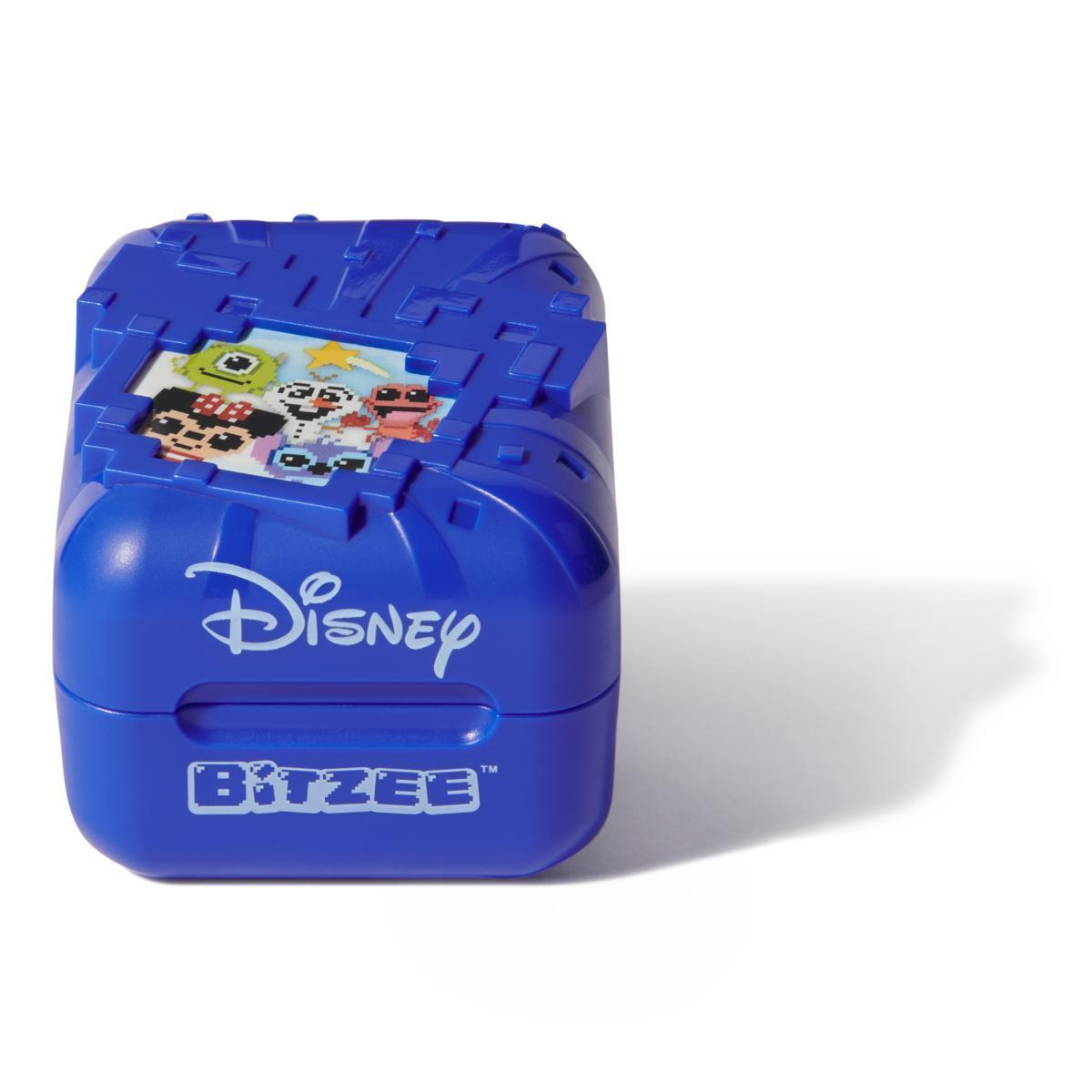 Un pod per cuccioli digitali interattivi Disney Bitzee blu mostra personaggi pixelati in alto e loghi sul davanti.