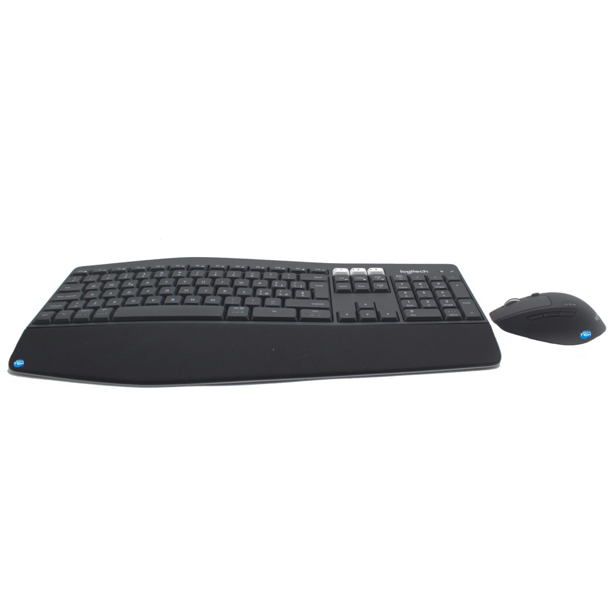 Clavier sans fil noir Logitech avec repose-poignets et souris assortie sur fond blanc.