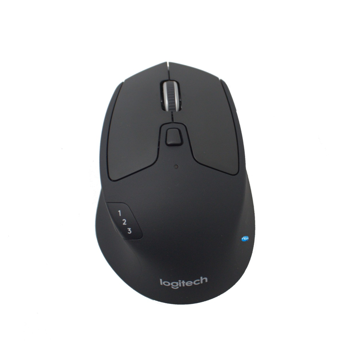 Une souris d'ordinateur Logitech noire avec molette de défilement et boutons sur fond blanc.