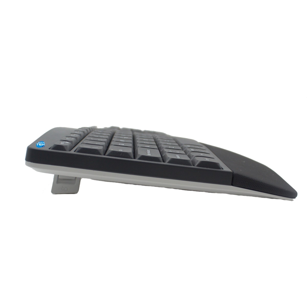 Vue latérale d un clavier d ordinateur ergonomique noir avec repose-poignets et pieds surélevés, sur fond blanc.