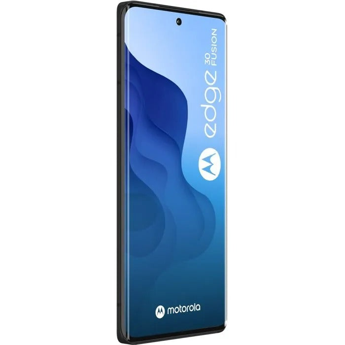Un smartphone Motorola Edge 30 Fusion noir avec un fond d'écran abstrait bleu sur son écran incurvé.