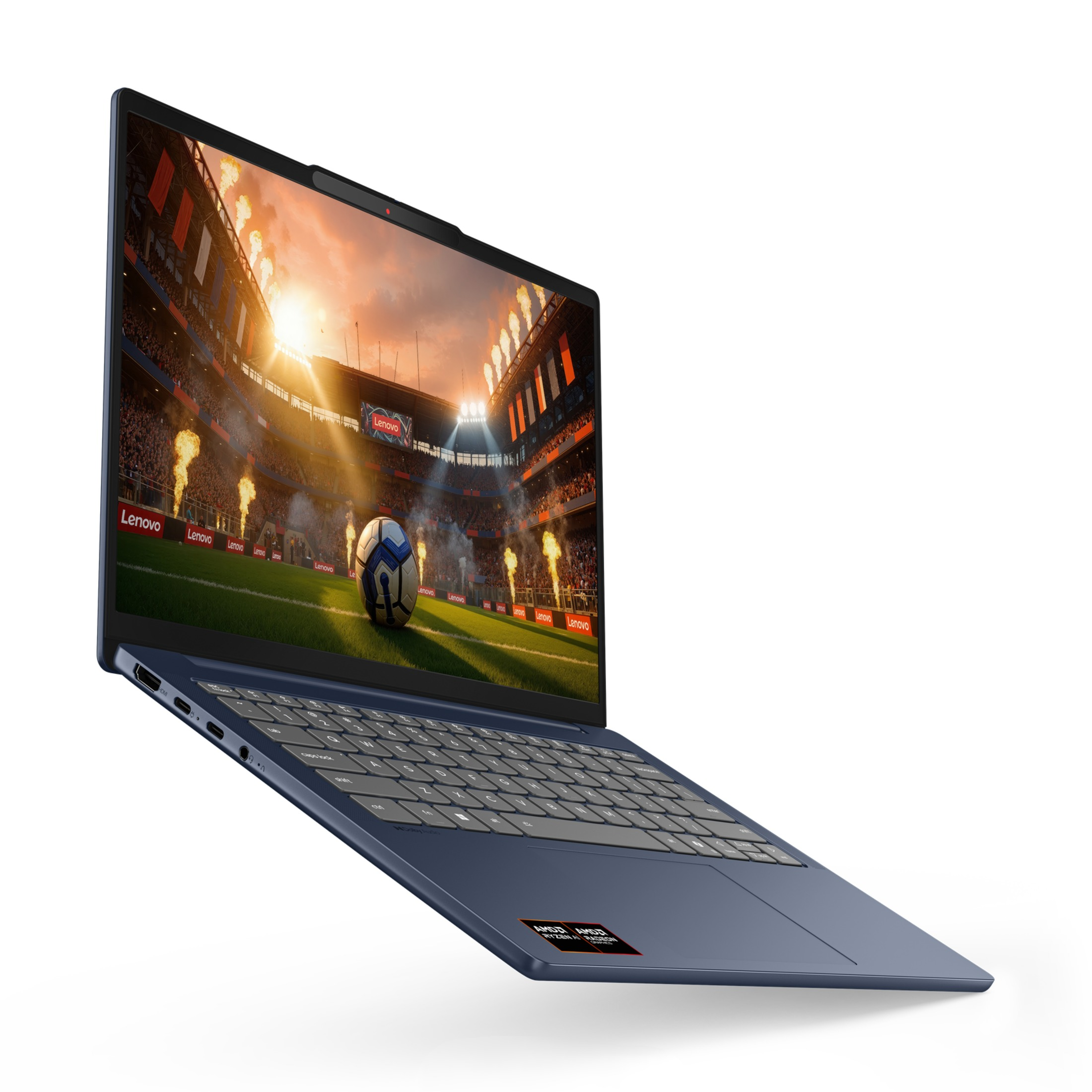 Blauer Laptop im Schrägblick zeigt Fußballstadion-Szene auf dem Bildschirm.