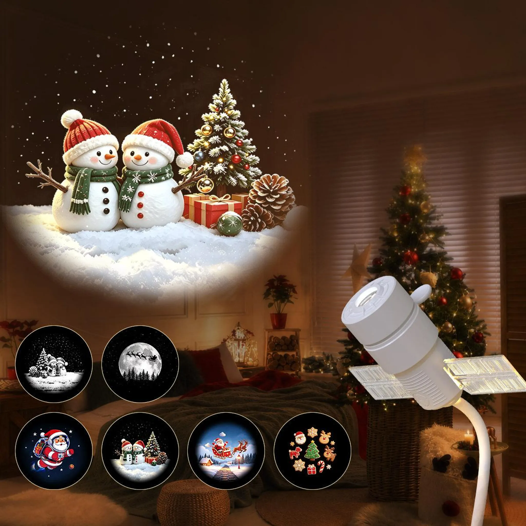 Ein weißer Satelliten-Weihnachtsprojektor zeigt Schneemänner und Tannenbäume in einem gemütlichen Zimmer an die Wand.