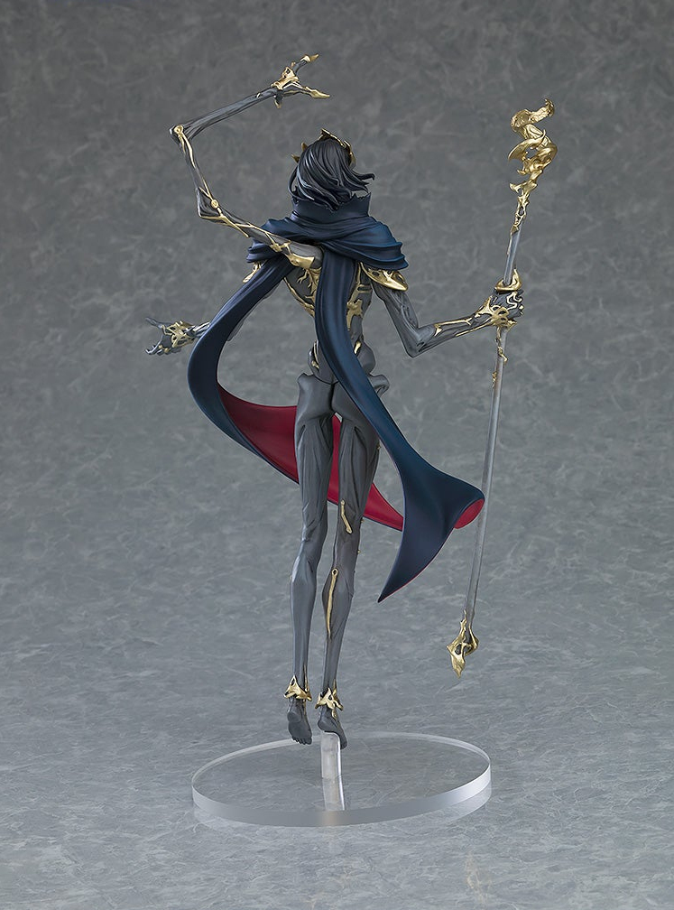 Vista posteriore di una dettagliata action figure con mantello blu e bastone su sfondo grigio.
