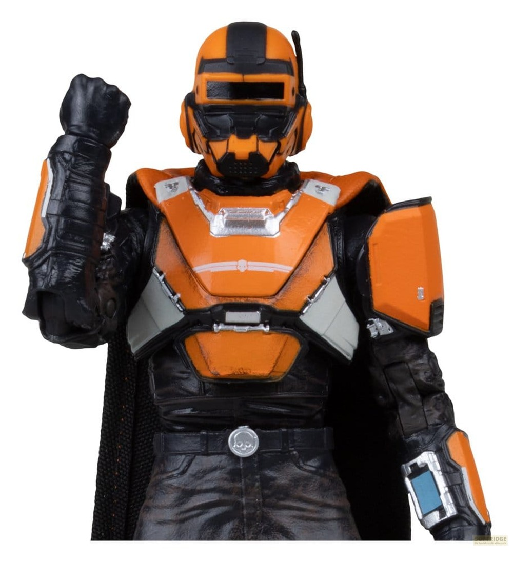 Action figure con armatura arancione e nera, elmo e pugno alzato.