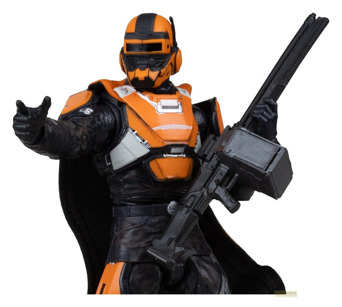 Un'action figure con armatura arancione e nera, che indica con una mano e regge un grande fucile nell'altra.