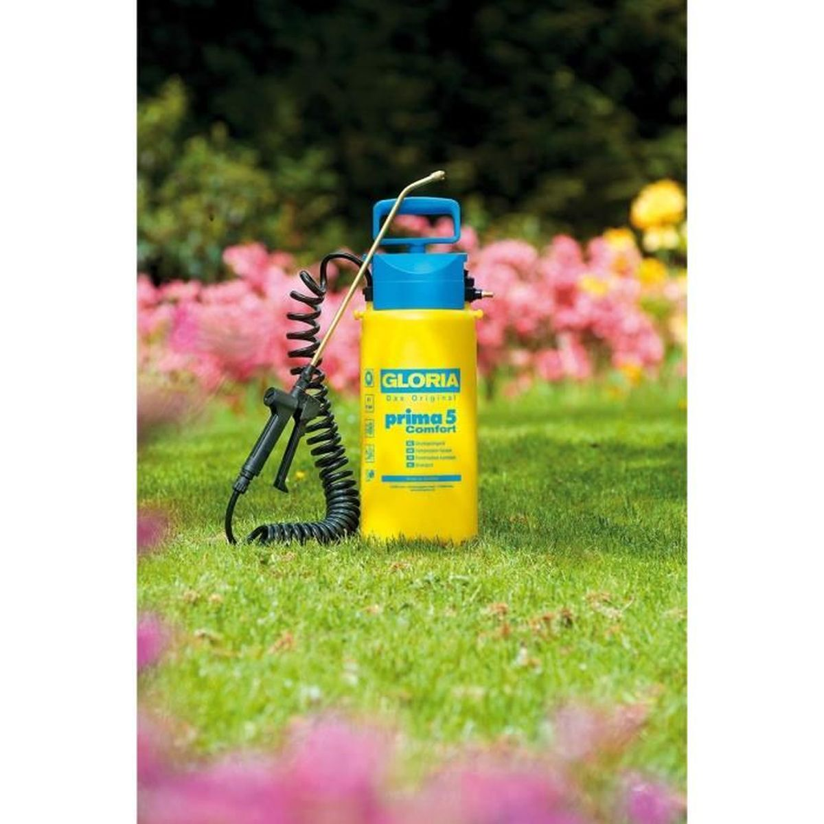 Gelber Gloria prima 5 Comfort Drucksprüher auf Rasen mit blauen Details und aufgerollten Schlauch.