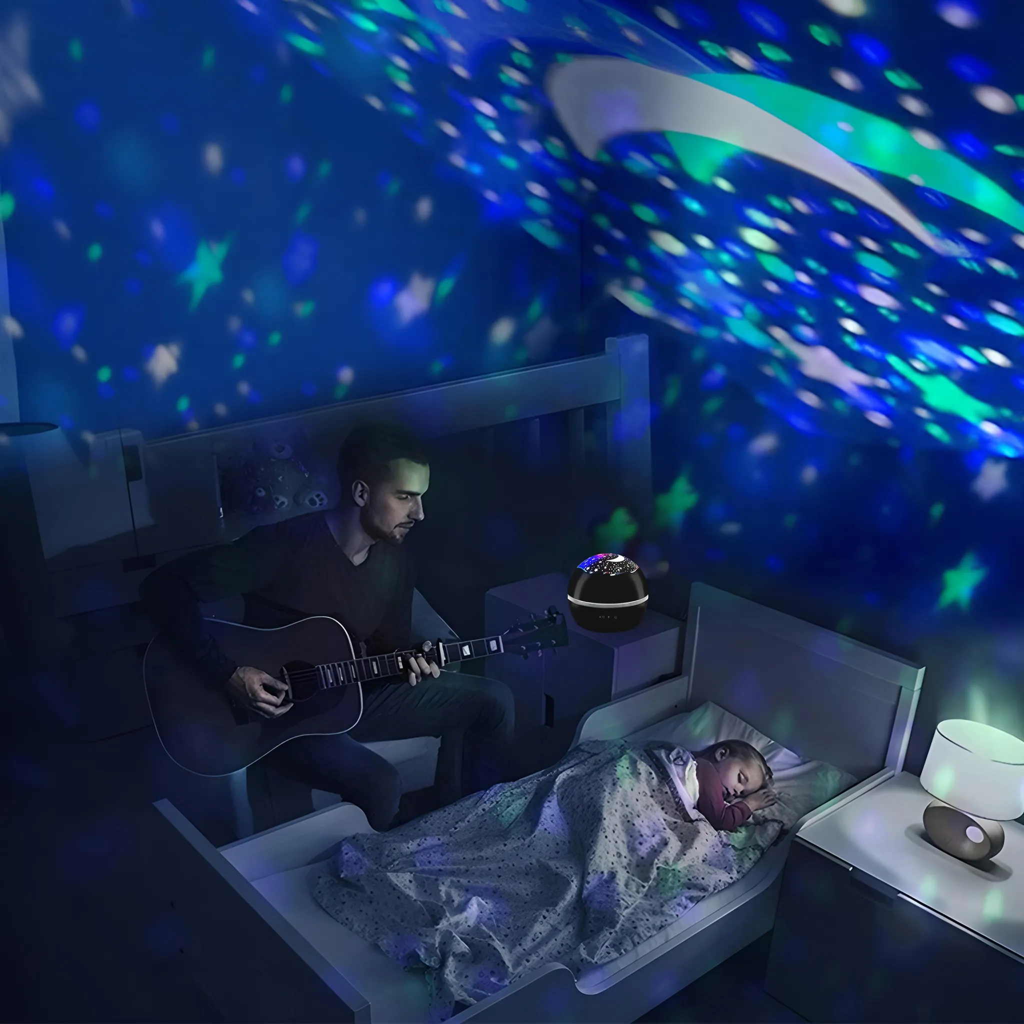 Ein Vater sitzt in einem blau beleuchteten Zimmer und spielt Gitarre, während sein Kind in einem Bett schläft.