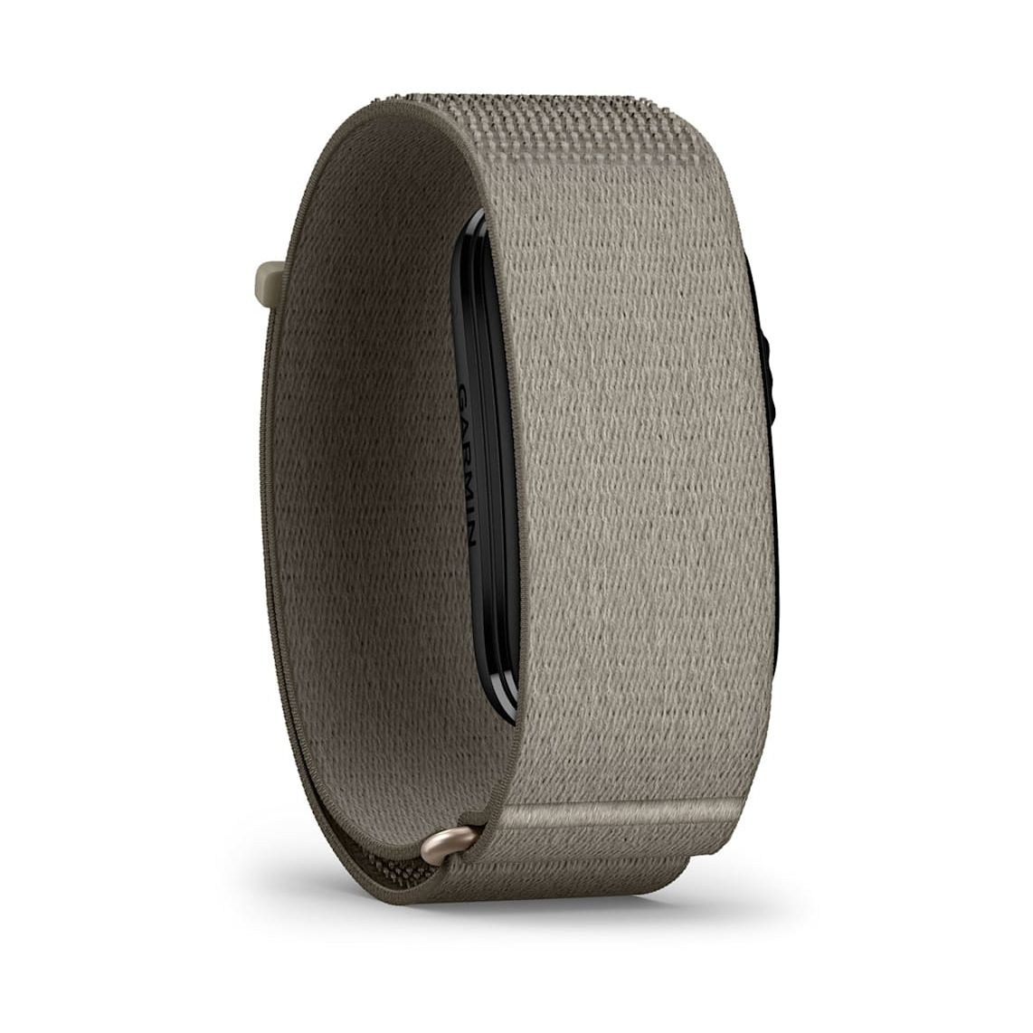 Uno smartwatch Garmin beige con cinturino in tessuto su sfondo bianco.