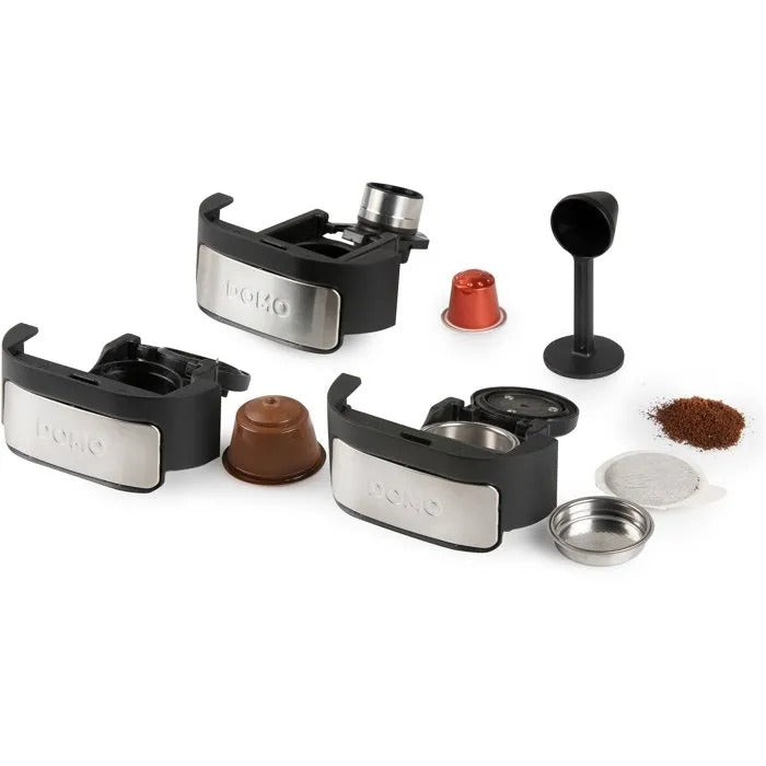 Kaffeemaschinenhalter, Kapseln, ein Tamper, Kaffeepulver und Filter liegen auf einer weißen Oberfläche.
