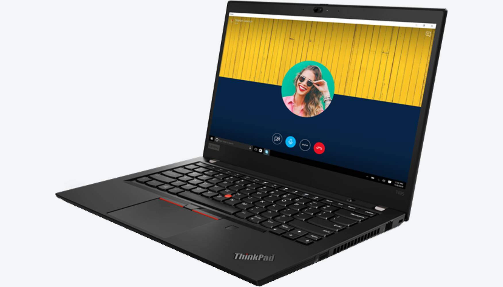 Ein schwarzer Lenovo ThinkPad Laptop mit Videoanrufbildschirm auf hellem Hintergrund.