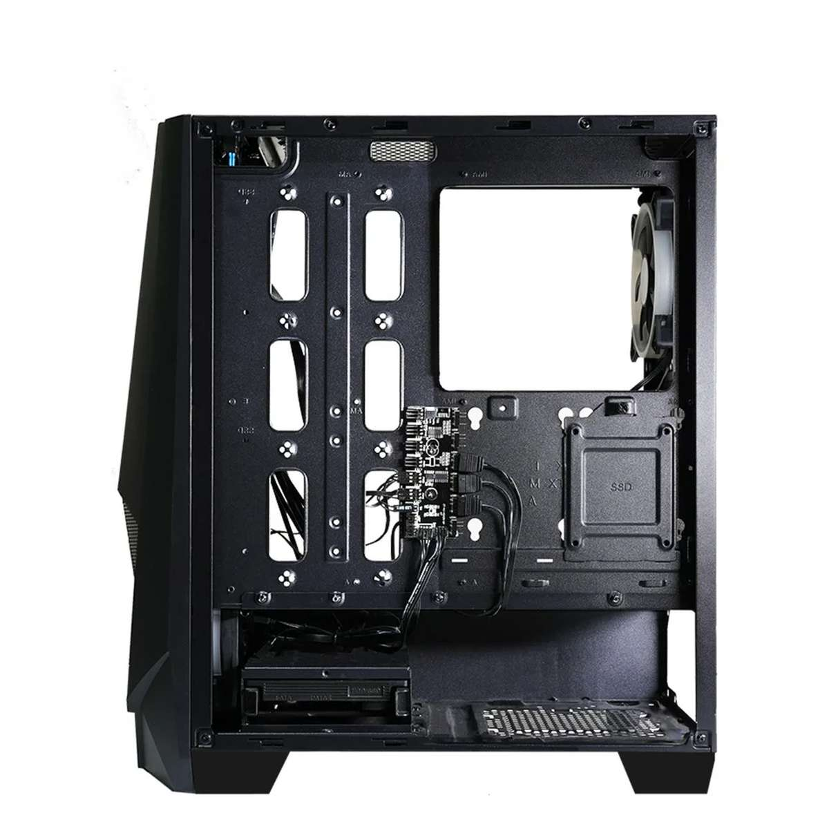 Ein schwarzes PC-Gehäuse mit Kabeln, SSD-Halterung und einem vorinstallierten Lüfter an der Rückwand.