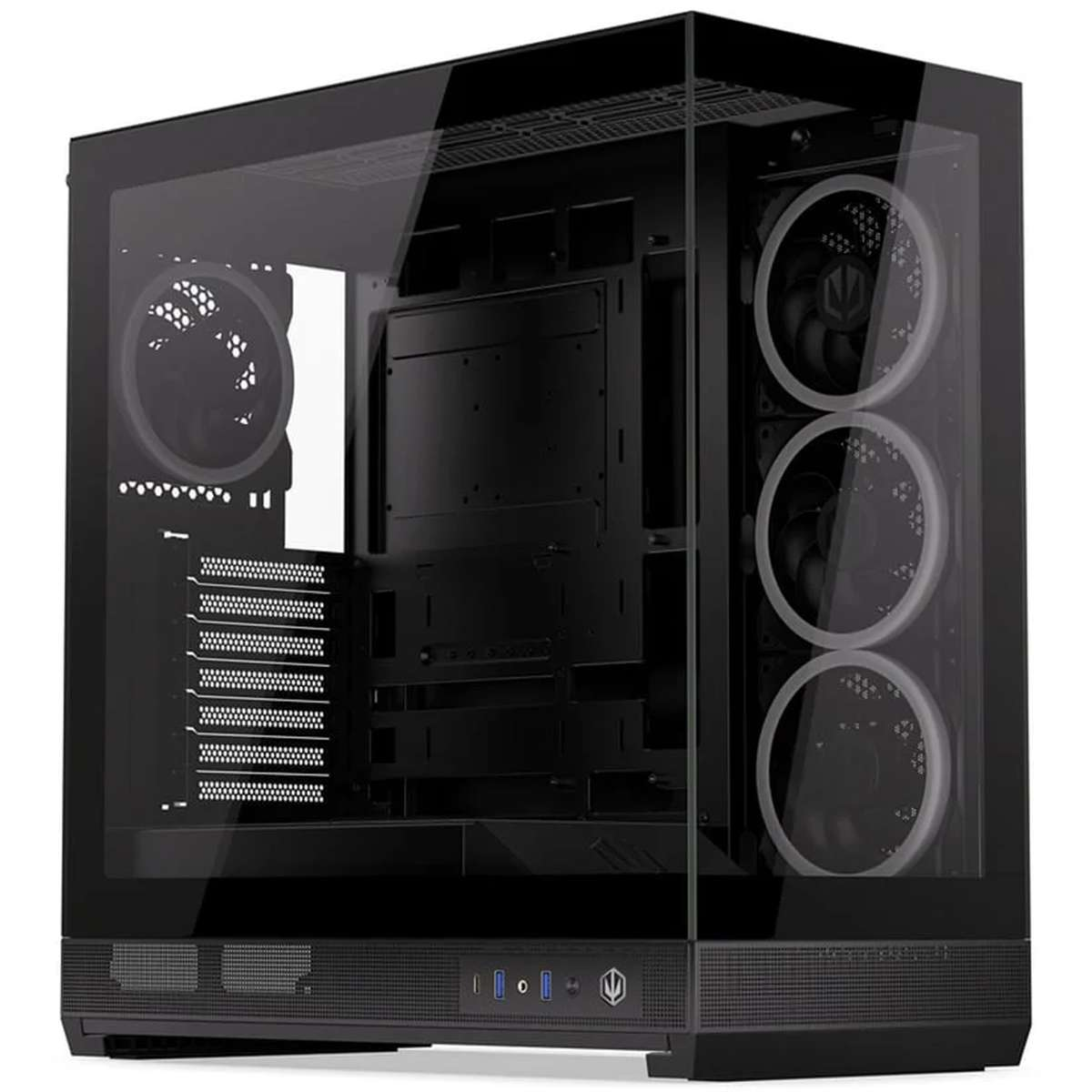 Ein schwarzes PC-Gehäuse mit Glasscheiben, drei Frontlüftern und einem Hecklüfter auf weißem Hintergrund.