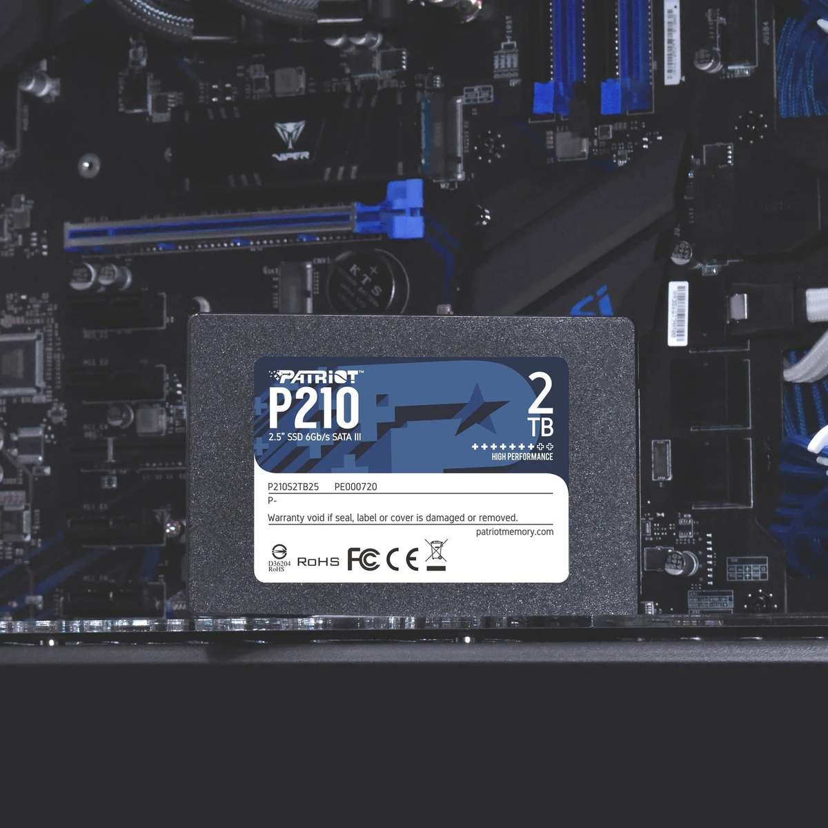 Ein Patriot P210 2TB SSD liegt auf einer schwarzen Computer-Hauptplatine.
