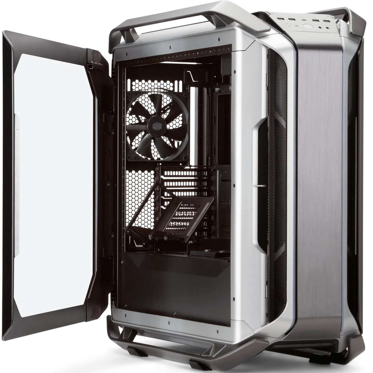 Boîtier de PC argenté avec fenêtre latérale ouverte, ventilateur interne et cadre structuré sur fond blanc.