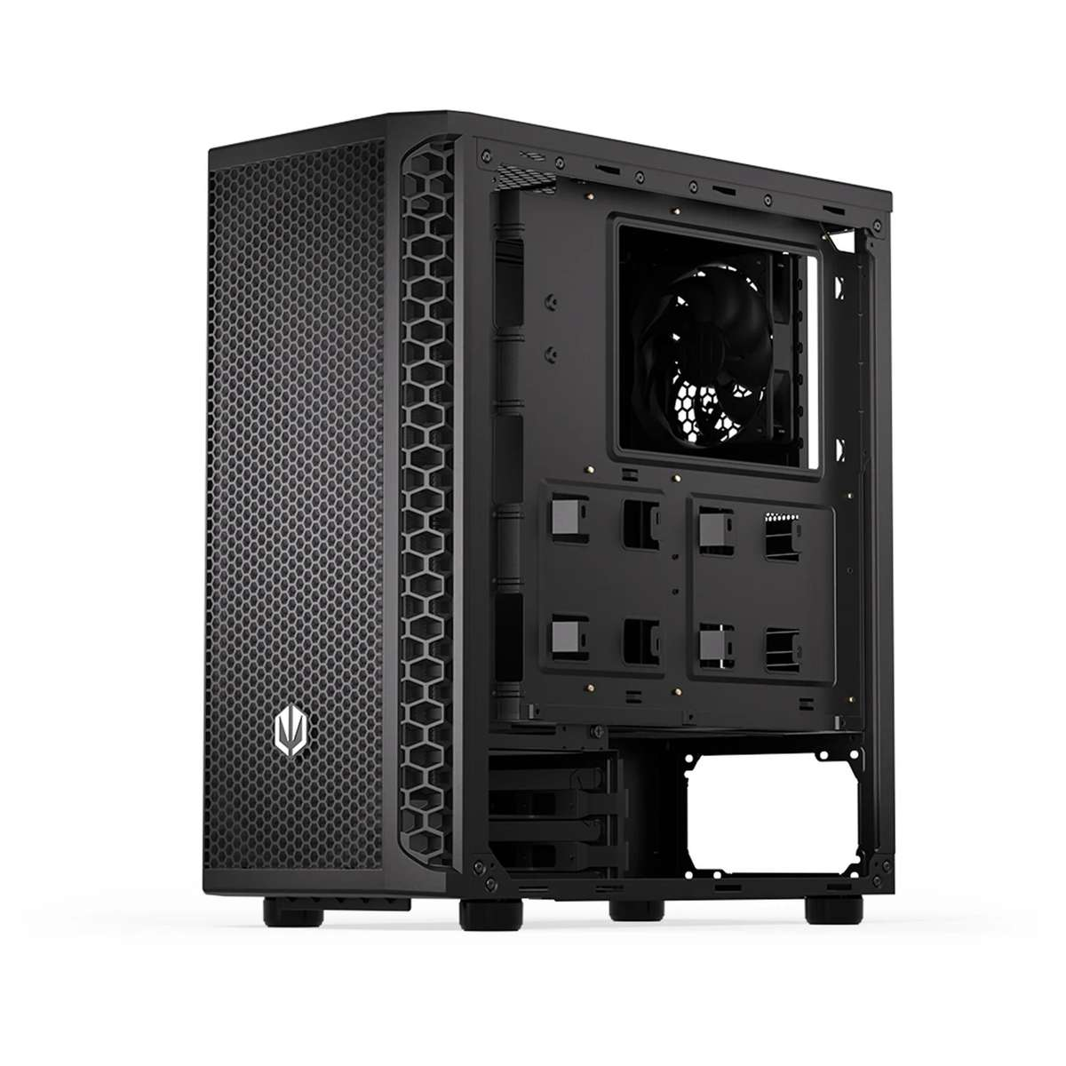 Boîtier PC noir avec façade en maille, intérieur ouvert, ventilateur et fond blanc.