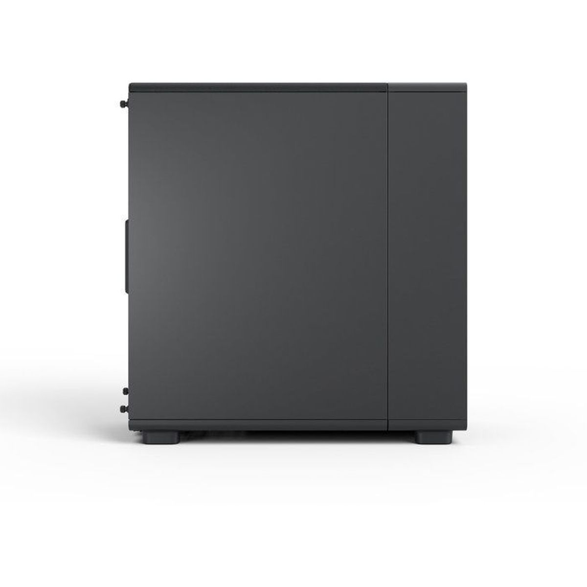 Un boitier de PC noir mat vu de côté sur un fond blanc.