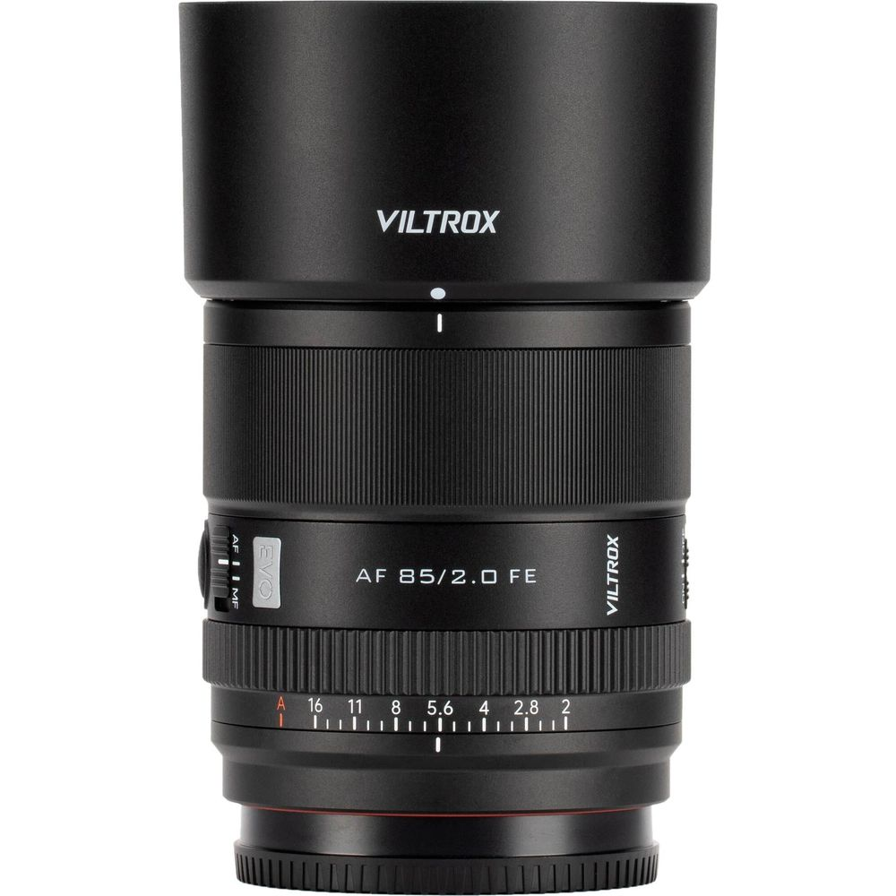 Ein schwarzes Viltrox AF 85/2.0 FE Kameraobjektiv mit Fokusringen und Blendenmarkierungen vor weißem Hintergrund.