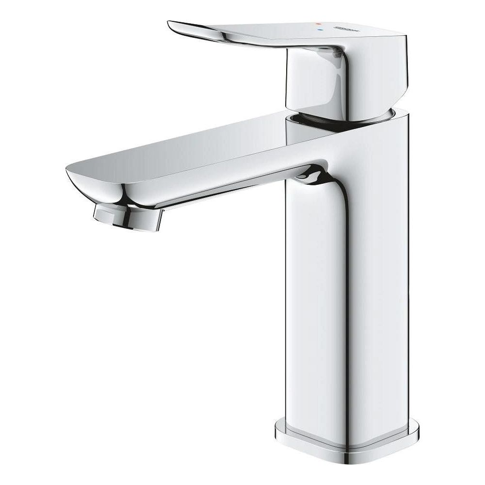 Moderne, glänzende Chrom-Waschtischarmatur mit einem flachen Hebel.