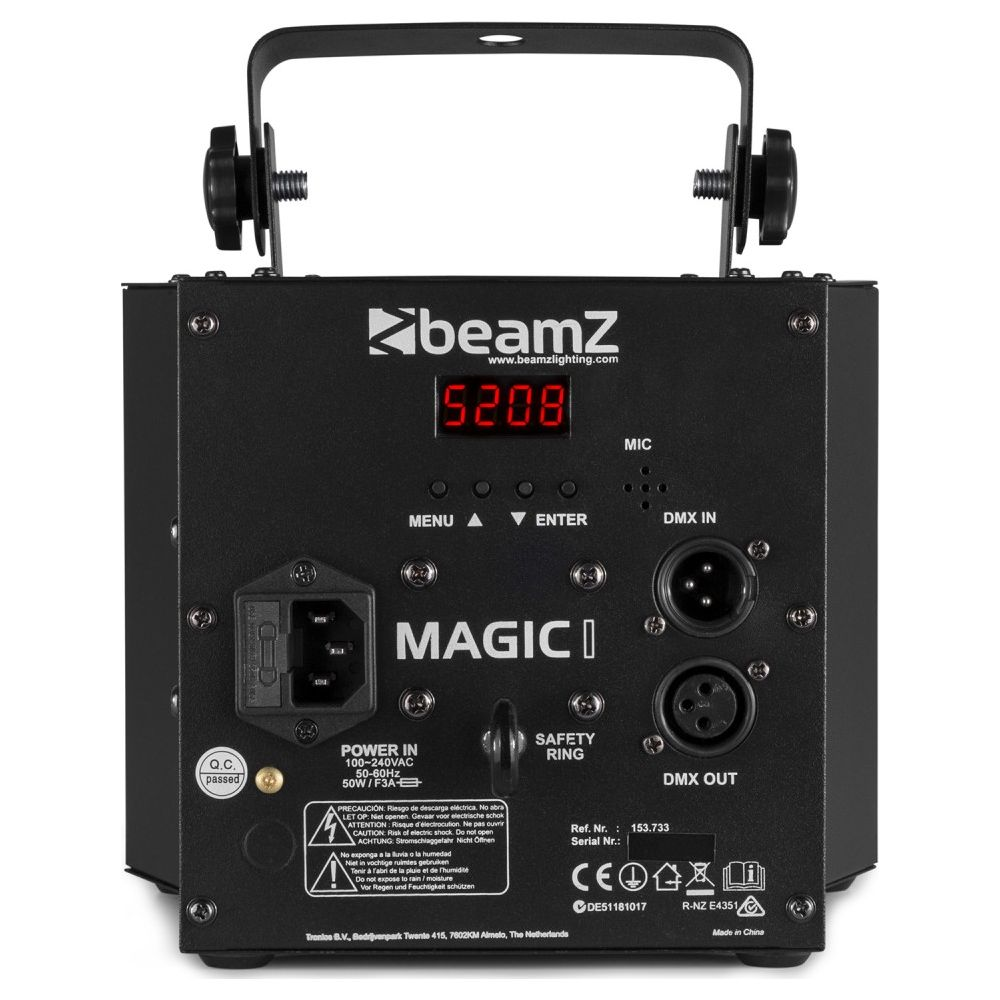 Rückseite eines schwarzen BeamZ Magic Scheinwerfers mit Display, Stromanschluss und DMX-Buchsen.