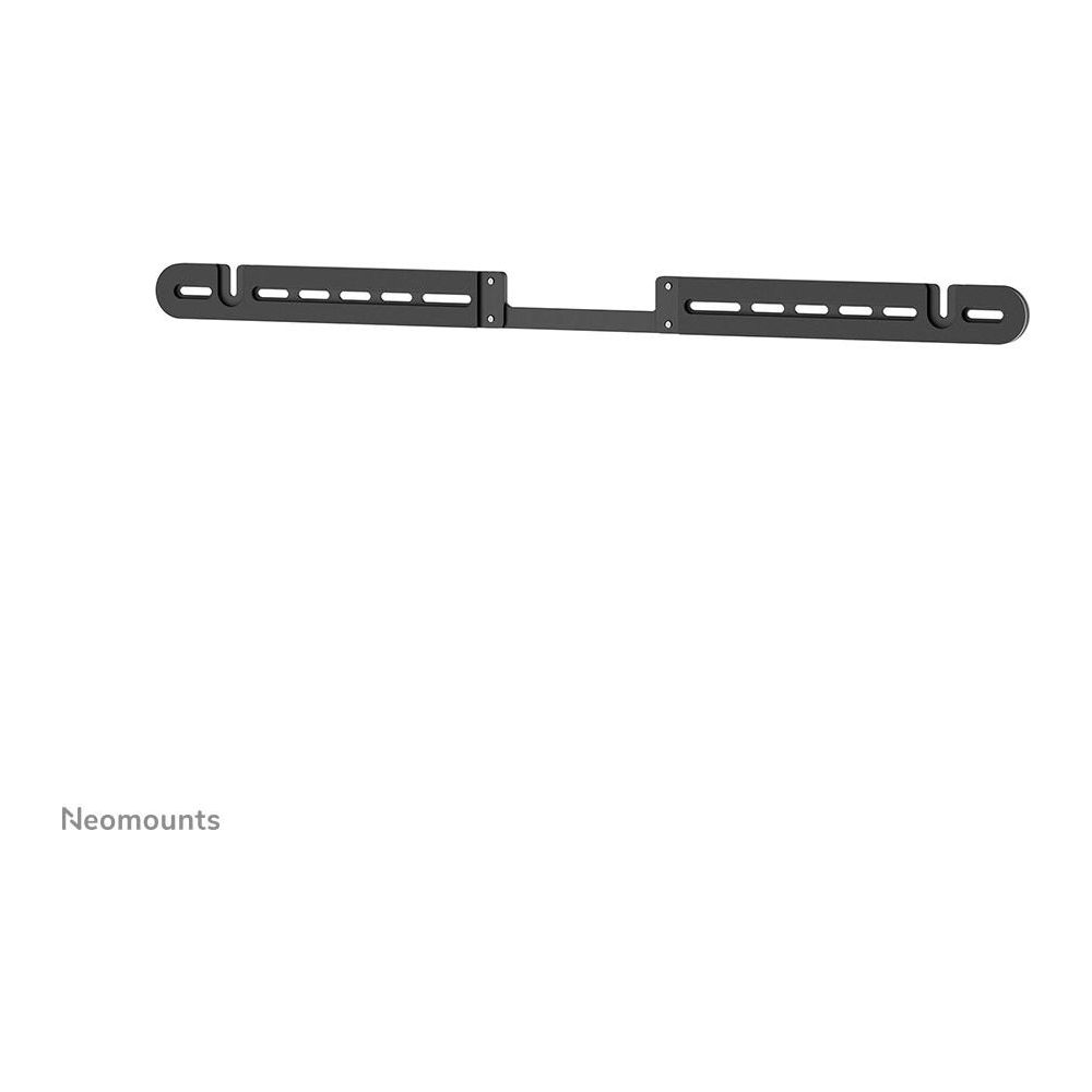 Eine schwarze Neomounts Wandhalterung mit Schlitzen vor weißem Hintergrund.
