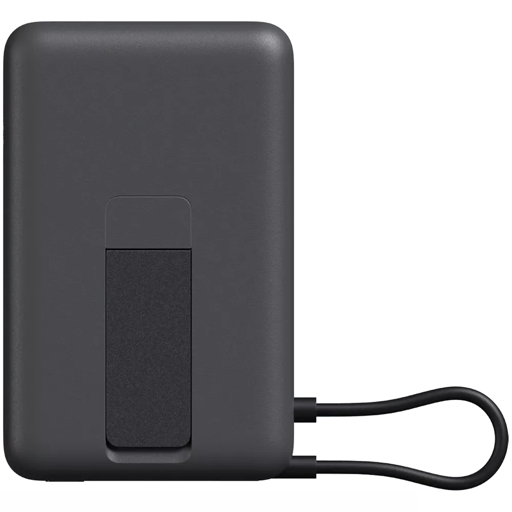 Un power bank portatile grigio con supporto integrato e un anello nero su sfondo nero.