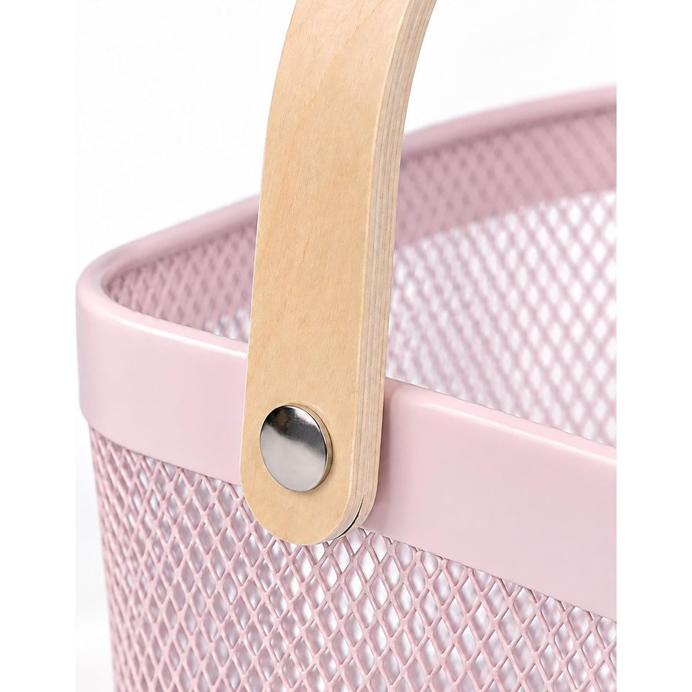 Ein pinker Metallgitterkorb mit einem Holzgriff und einem Metallniet vor weißem Hintergrund.