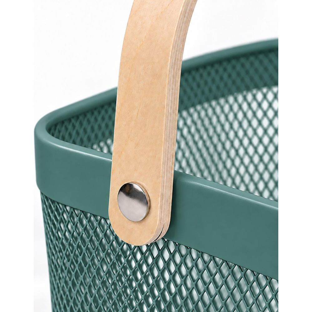 Ein grüner Metallnetzkorb mit einem hellen Holzgriff, befestigt durch einen Metallniet auf weißem Hintergrund.