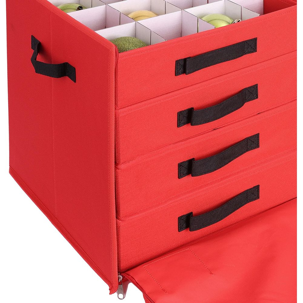 Ein roter Aufbewahrungskasten mit mehreren Schubladen und schwarzen Griffen, gefüllt mit Weihnachtskugeln.