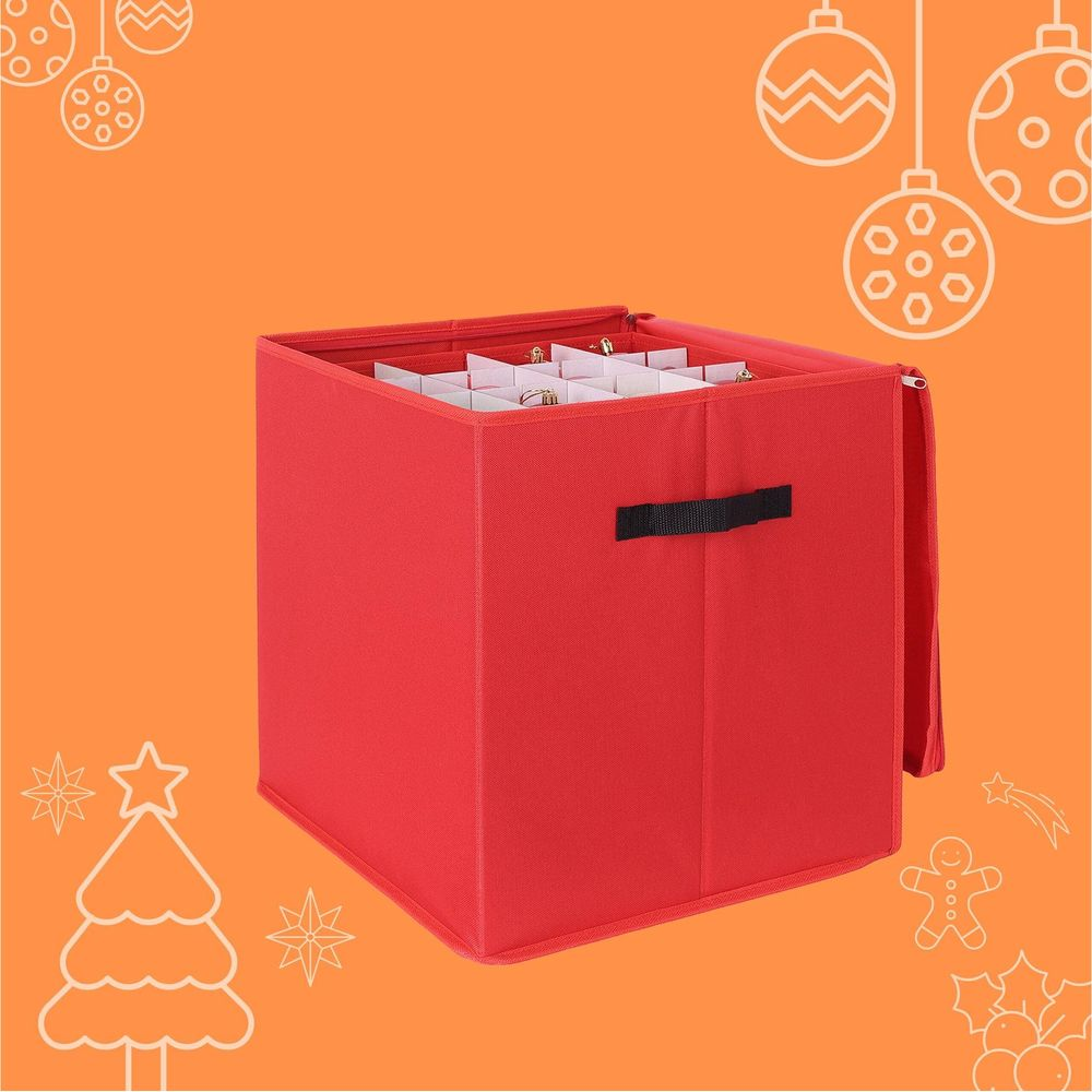 Rote Aufbewahrungsbox für Weihnachtsschmuck mit Facheinteilung auf orangefarbenem Hintergrund mit Linienzeichnungen.
